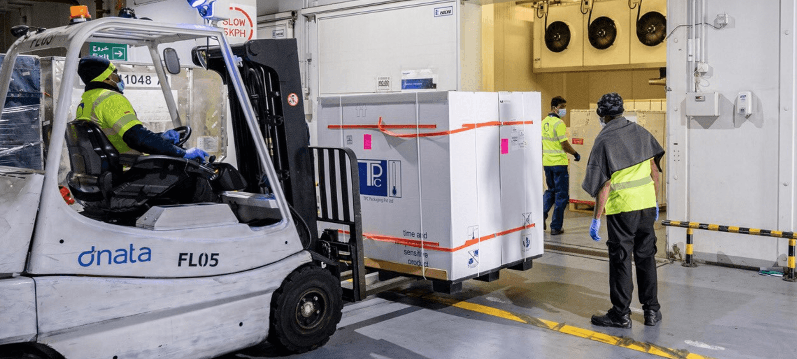 وصول لقاحات أسترازينيكا في دبي