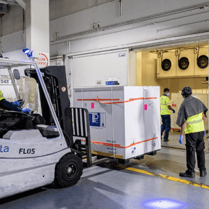 وصول لقاحات أسترازينيكا في دبي