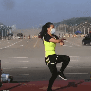 فتاة ميانمار أثناء التمارين