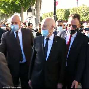 الرئيس التونسي ينزل للشارع ويلتقي المواطنين