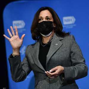 كامالا هاريس مرتدية سترة من تصميم "دولتشي آند غابانا"