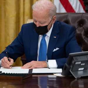 بايدن أثناء توقيع قرارات تخص الهجرة