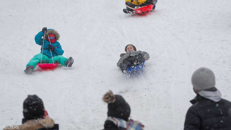 يستمتع الناس بالثلوج الجديدة المتساقطة في سنترال بارك