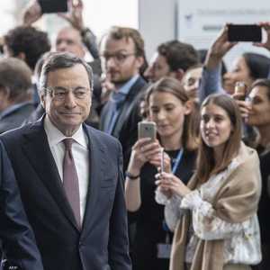 ماريو دراغي مع إيمانويل ماكرون