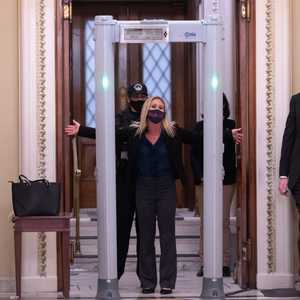 النائبة الجمهورية مارجوري غرين أثناء خضوعها للفحص الأمني