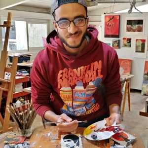 الفنان التشكيلي عبد الله دغالي في مرسمه