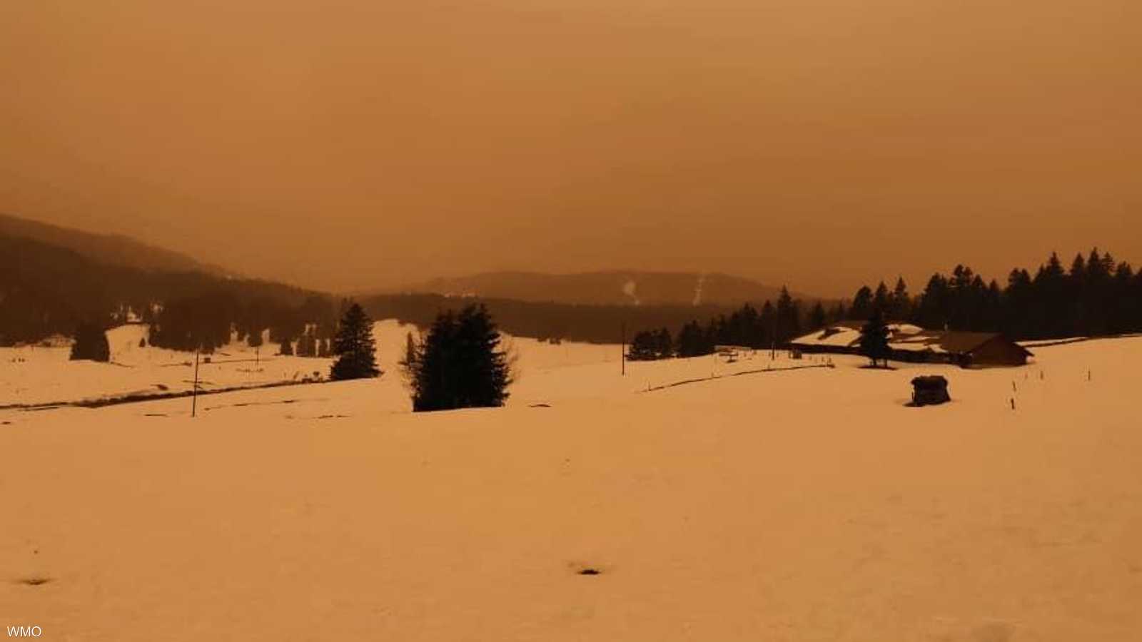 عاصفة أفريقية تصبغ ثلوج الألب باللون المشمشي