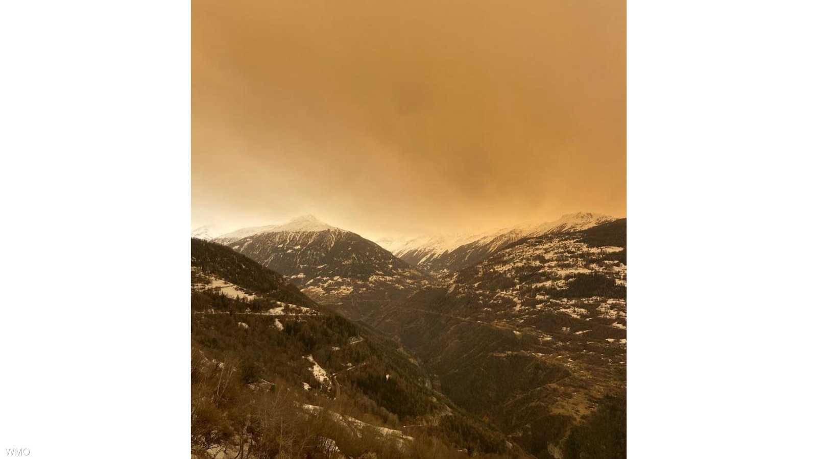 رمال صحراء أفريقيا تغزو قمم أوروبا الثلجية