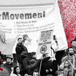 من الاحتجاجات المناهضة لإغلاق كورونا في بريطانيا