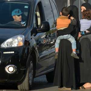 امرأتان تتسولان في شوارع الرباط