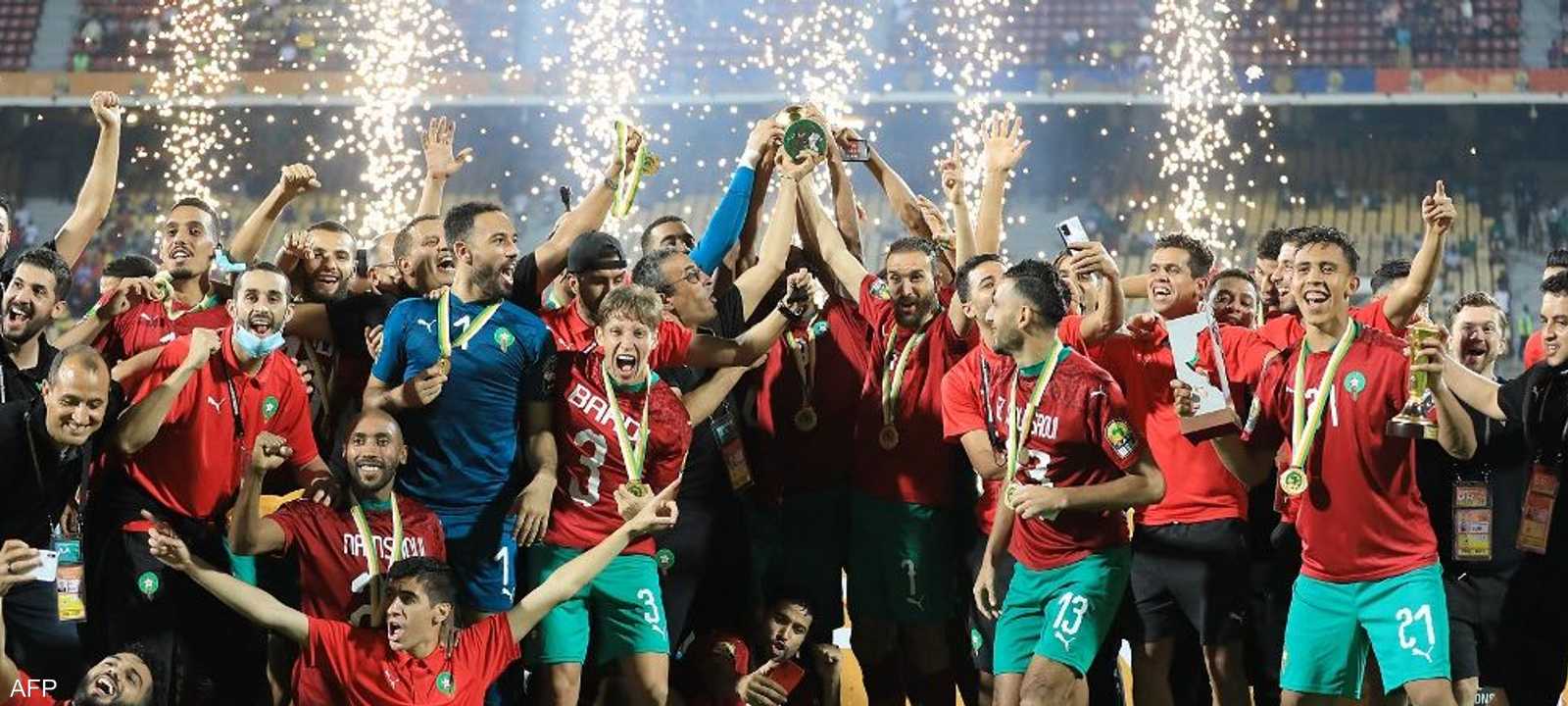 منتخب المغرب رافعا كأس البطولة