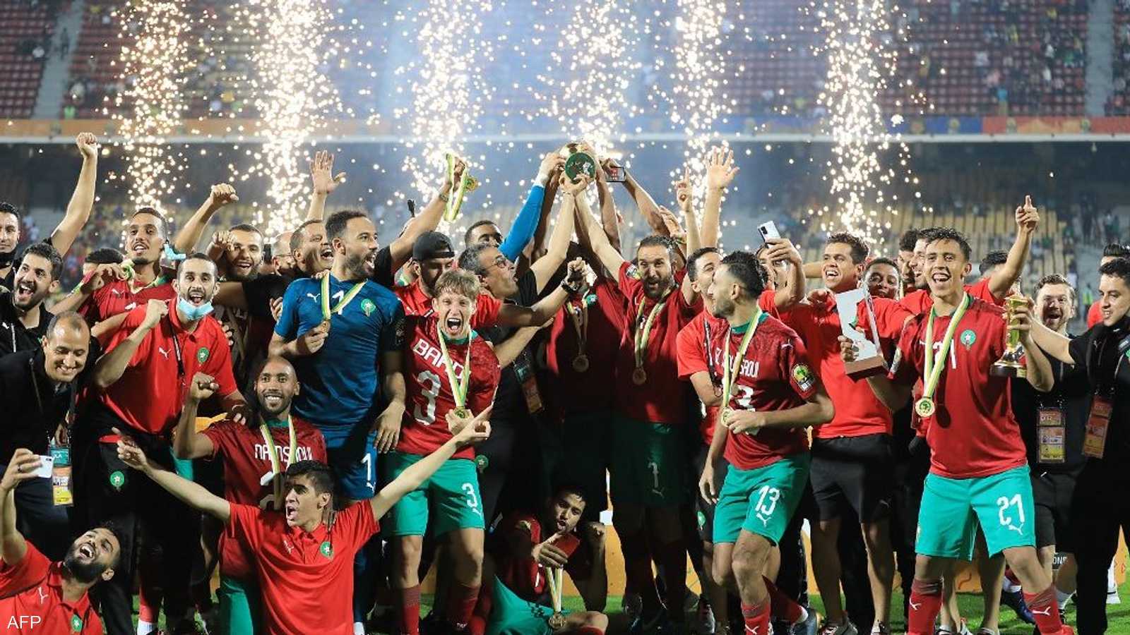 منتخب المغرب رافعا كأس البطولة