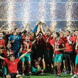 منتخب المغرب رافعا كأس البطولة