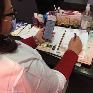 الطبيبة حسناء فرضي تعتمد على تطبيق إلكتروني لمتابعة مرضاها