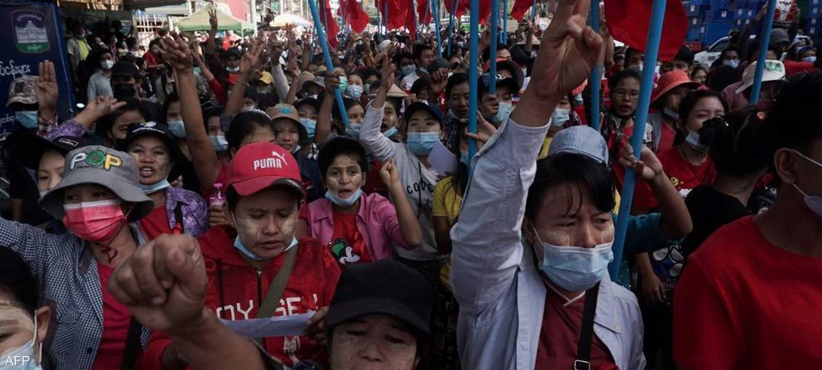 جانب من الاحتجاجات المتصاعدة ضد الانقلاب في ميانمار.