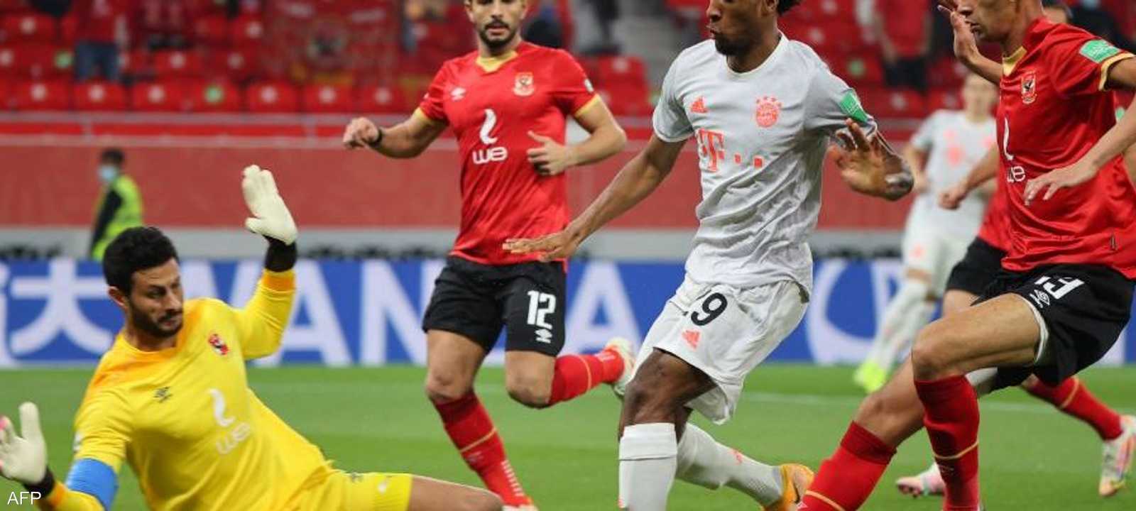 محمد الشناوي حارس مرمى الأهلي أمام هجمة للاعب البايرن كومان