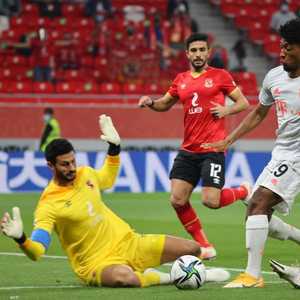 محمد الشناوي حارس مرمى الأهلي أمام هجمة للاعب البايرن كومان