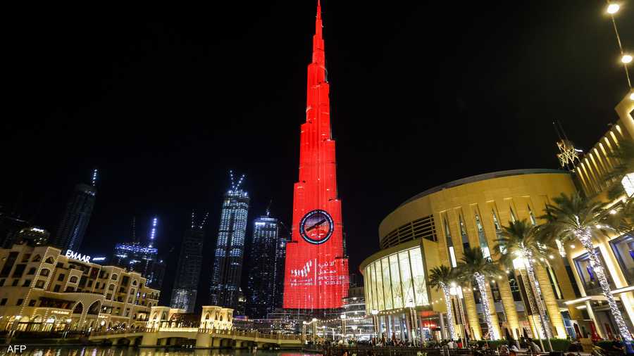 برج خليفة يكتسي باللون الأحمر احتفالا بوصول مسار الأمل