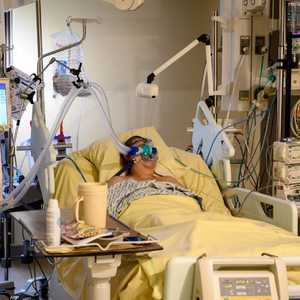 مريض كورونا يخضع للعلاج في أحد المستشفيات الفرنسية