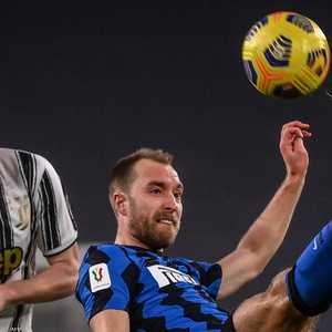 إريكسون يبعد كرة هجومية من أمام كولوزيفسكي