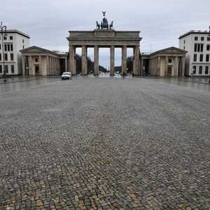 أحد شوارع برلين الرئيسية خال من الناس بسبب أوامر الإغلاق
