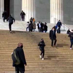 نائبة الرئيس الأميركي تمارس الجري بين الناس في واشنطن