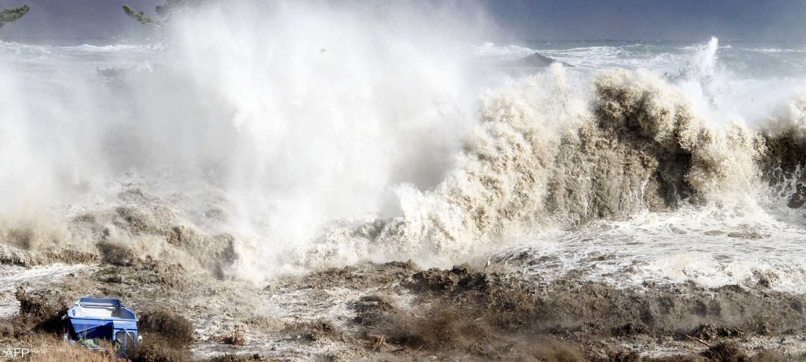 صورة أرشيفية لموجات مد عاتية "تسونامي"