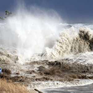 صورة أرشيفية لموجات مد عاتية "تسونامي"
