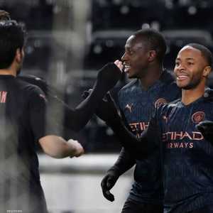 رحيم ستيرلنغ يحتفل بتسجيل الهدف الثاني لفريقه