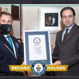عبد السلام متسلما شهادة موسوعة غينيس
