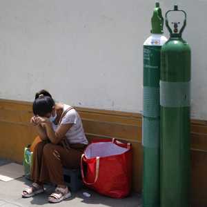 إحدى البيروفيات في طوابير لتعبئة أسطوانات الأوكسجين