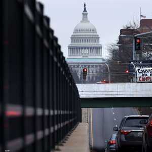 لافتة موضوعة أمام الكونغرس تقول: "مدان أو متواطئ"
