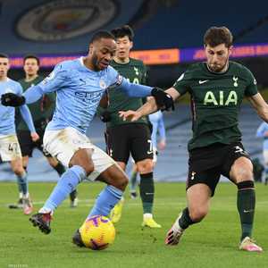 رحيم ستيرلينغ وبن ديفيز في لقطة كروية