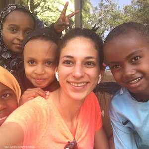 سارة الأمين مع أطفال كينيا