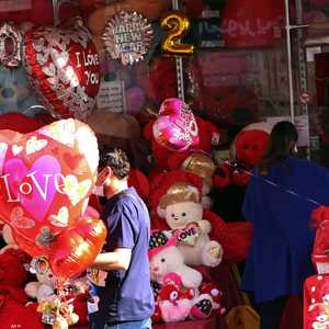 العالم يحتفل بـ"عيد الحب" في 14 فبراير