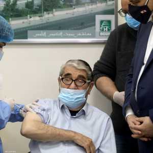 صلاح تيزاني أول من حصل على اللقاح من الجماهير