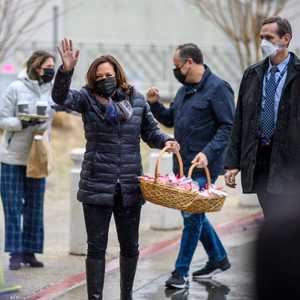 كامالا هاريس وزوجها دوغ إمهوف يوزعان البسكويت في عيد الحب