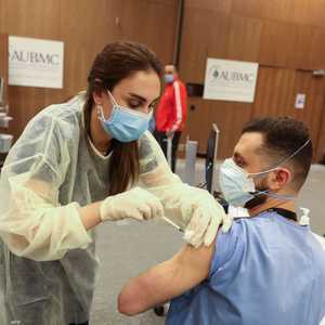 تطعيم العاملين بالقطاع الصحي في لبنان بلقاح كورونا