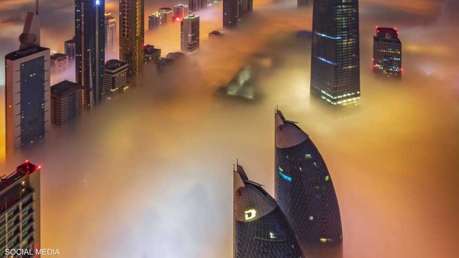 الضباب يلّف عددا من أبرز المعالم في الإمارات.