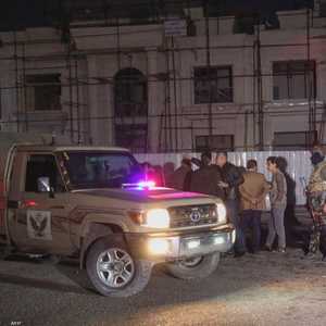 قوات أمن في أحد مواقع سقوط الصواريخ قرب مطار أربيل