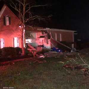 العاصفة أسقطت الأشجار وقلبت السيارات