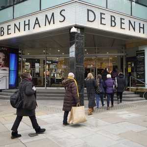 أحد متاجر دبنهامز في بريطانيا.