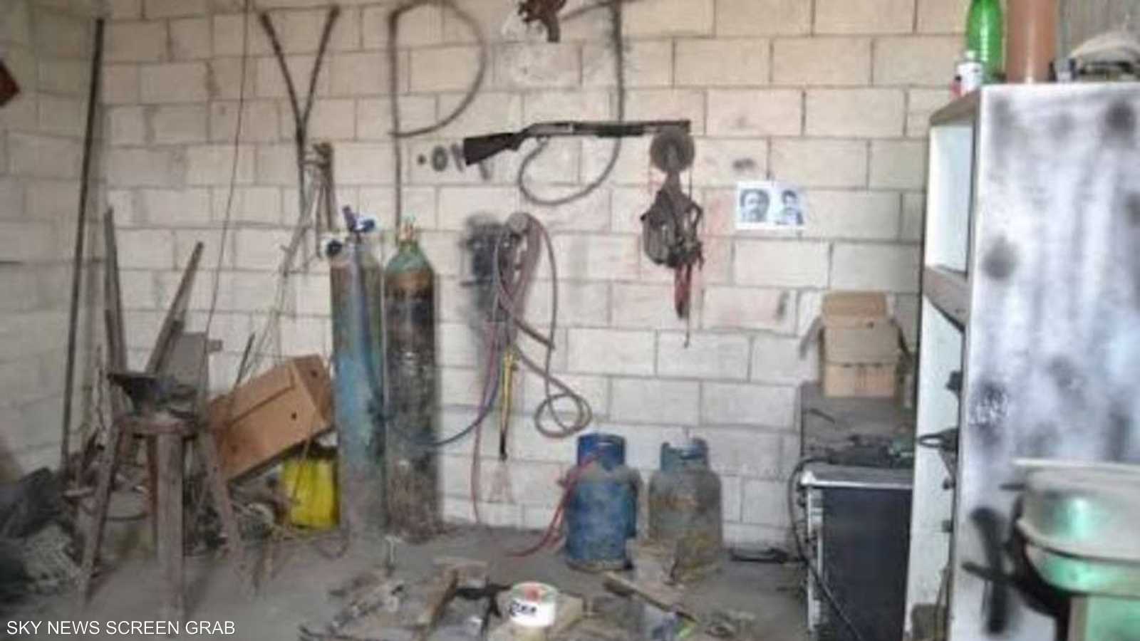 يقضي ساعات طويلة في هذه الحجرة