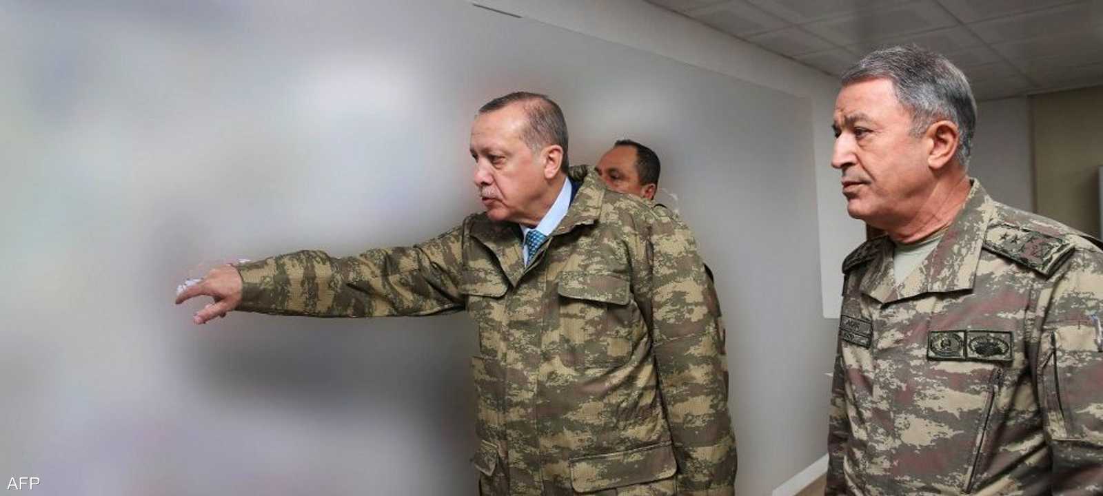 أردوغان بزي عسكري رفقة خلوصي أكار