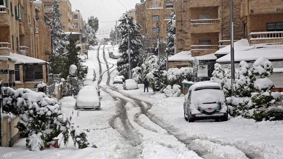 الثلوج تغطي أحد شوارع العاصمة الأردنية