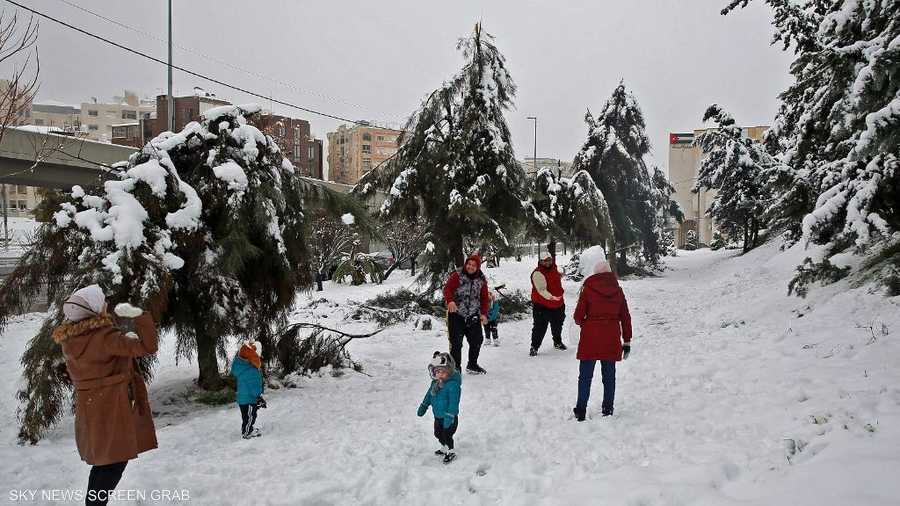 أردنيون يلعبون في الثلج