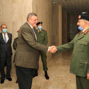 حفتر وكوبيس بحثا تفعيل وقف إطلاق النار في ليبيا