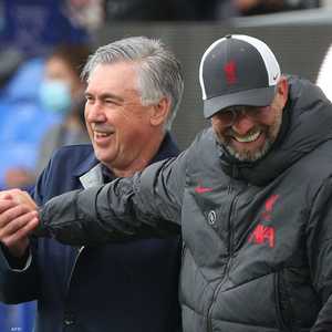 أنشيلوتي (يسار) في لقطة أرشيفية مع مدرب ليفربول يورغن كلوب