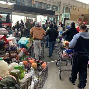 أعداد كبيرة من المتسوقين في متجر إتش إي بي