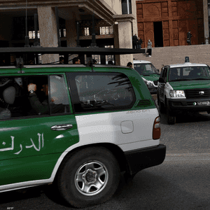 سيارات تقل عناصر من الأمن الجزائري - أرشيفية